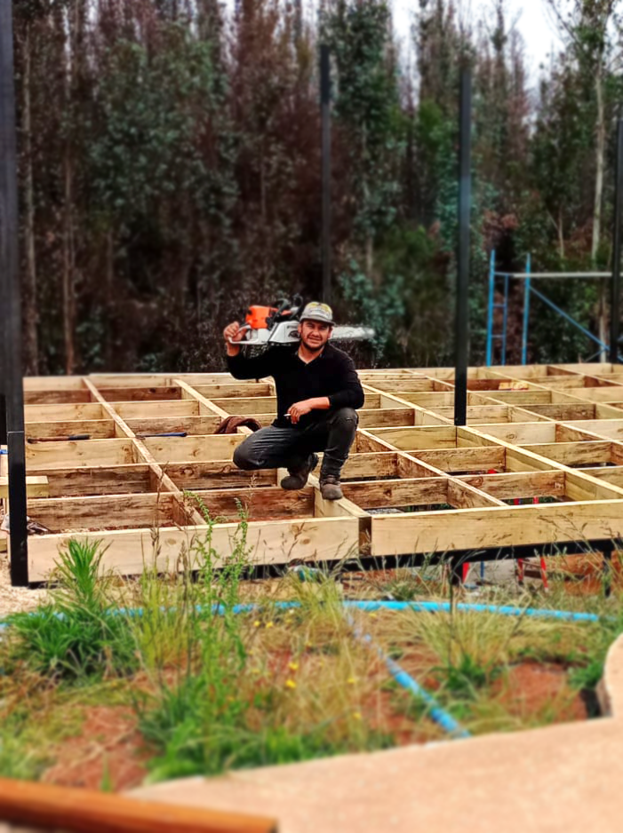 Juan Pablo López trabajando en construcción